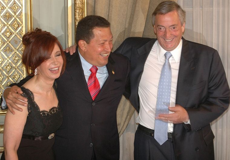Hugo Chávez, Cristina y Néstor Kirchener. Foto: NA
