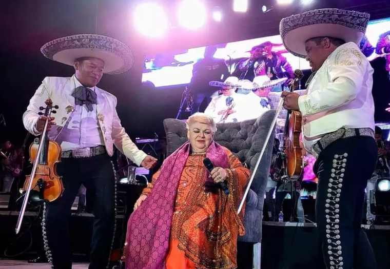 Paquita la del Barrio continúa fascinando a sus fanáticos arriba del escenario.