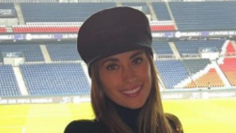 Anto Rocuzzo posando en el estadio del PSG. Fuente: Instagram @antonelaroccuzzo