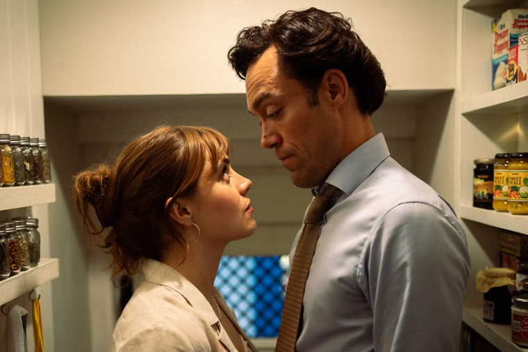 Rivales se basa en una popular serie de novelas británicas. Rivales se basa en una popular serie de novelas británicas.