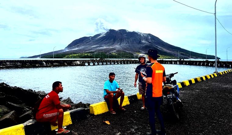 La erupción del volcán trae consigo la amenza de un posible tsunami. Foto: Efe.