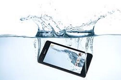 ¿Es cierto que el arroz seca un celular mojado?