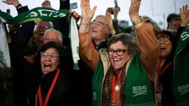 Los partidarios del Seguro celebran en la sede de la campaña, en Caldas da Rainha.