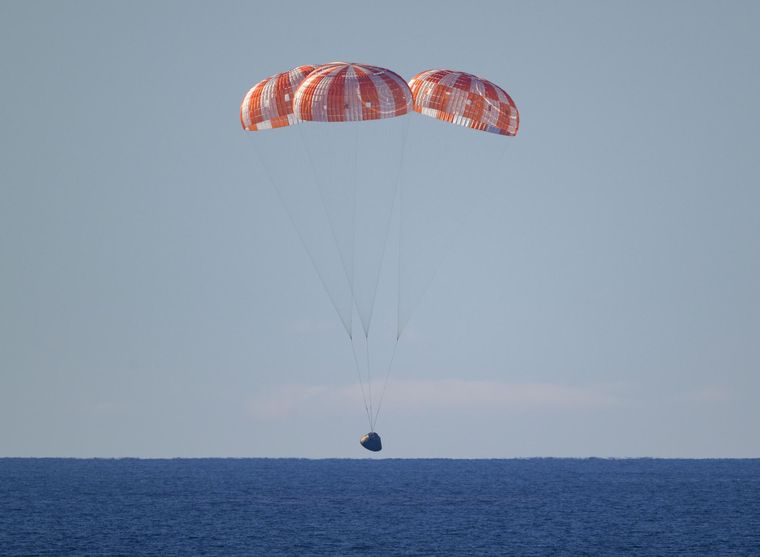 La cápsula Orión amerizó exitosamente en San Diego tras cruzar la atmósfera y luego de varios minutos sin comunicación.