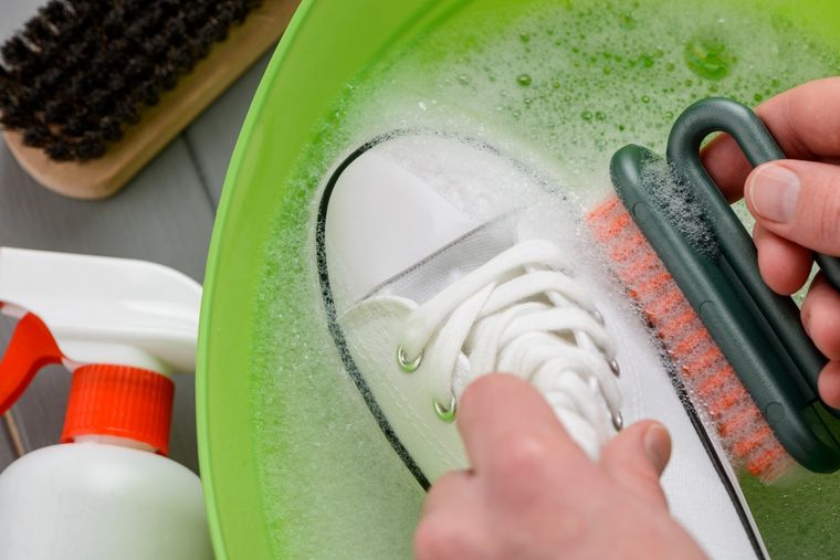 Deja tus zapatillas impecables con los mejores trucos de limpieza Foto: Shutterstock