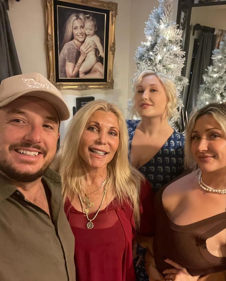 Pamela Bach Pamela Bach junto a su familia. Foto: Instagram: @pamelabachhasselhoff