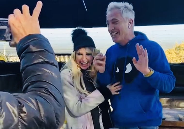 Vicky y Marley, haciendo de las suyas en Bodega Santa Julia. Foto: MDZ Online