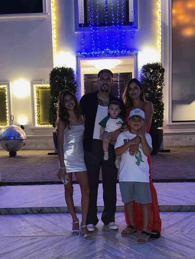 Leandro Paredes y Camila Galante diseñaron su hogar sobre dos lotes para ganar amplitud y contacto con el verde. Leandro Paredes y Camila Galante diseñaron su hogar sobre dos lotes para ganar amplitud y contacto con el verde.