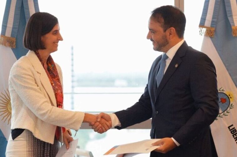 Alejandra Aranda CEO de Arpulp con el gobernador de Corrientes, Juan Pablo Valdés. Alejandra Aranda CEO de Arpulp con el gobernador de Corrientes, Juan Pablo Valdés.