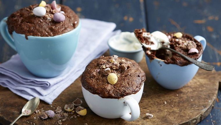 Cómo preparar un mug cake de chocolate (Shutterstock).