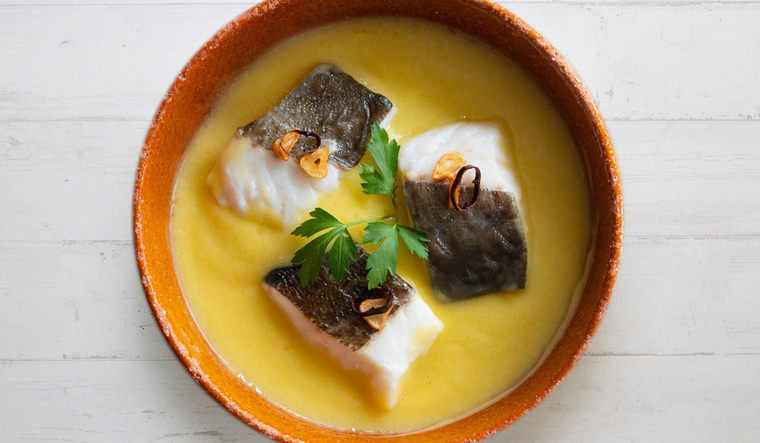 La receta tradicional no utiliza harina ni espesantes, ya que la salsa se forma &uacute;nicamente con la gelatina natural del bacalao y el aceite.