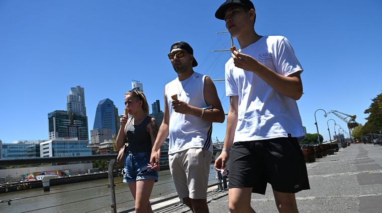 Muchos aprovechan el fin de año para pasear en la Ciudad de Buenos Aires.