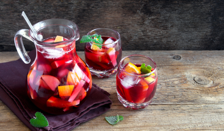 La mejor sangría de vino tinto con frutas tropicales para tus reuniones Foto: Shutterstock