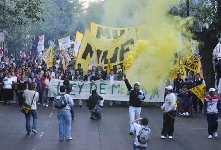 Momento en que la columna marchaba por Avenida España. Foto: Gerardo Gómez/MDZ