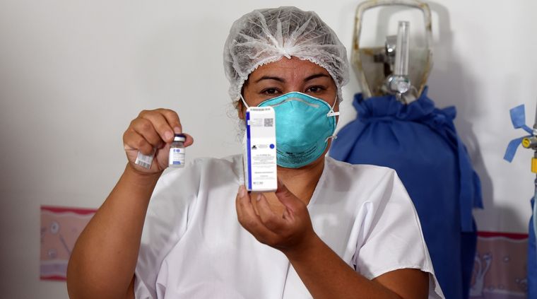 Llega este jueves a Mendoza otra tanda de vacunas Sputnik V. Foto: ALF PONCE MERCADO / MDZ