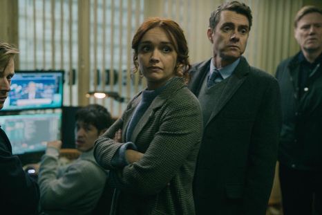 La serie sigue a un grupo de agentes relegados dentro de la inteligencia británica, obligados a enfrentar misiones que nadie quiere.