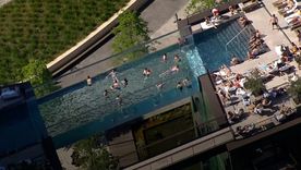 Sky pool: las fotos de la exclusiva piscina flotante en Londres (y las críticas que genera)
