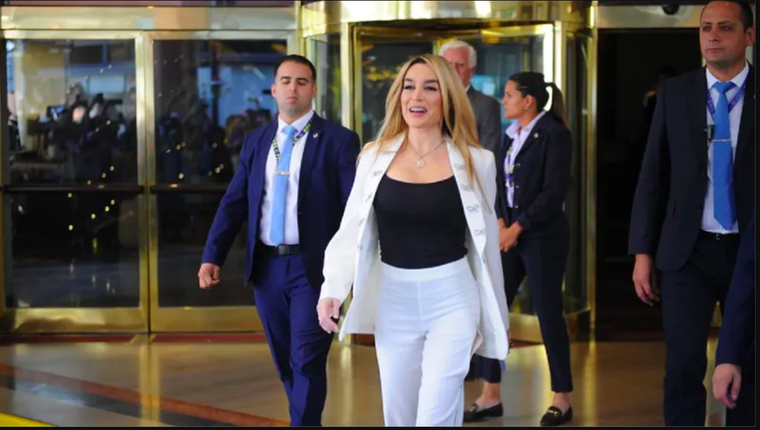 Fátima Florez saliendo del Hotel Libertador rumbo al Congreso de la Nación.