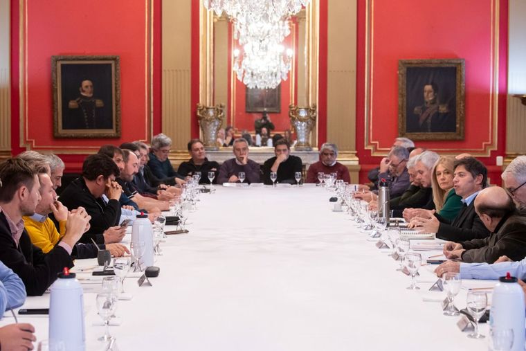 El Gobernador de la provincia de Buenos Aires, Axel Kicillof, en la reunión con los intendentes de MDF. El Gobernador de la provincia de Buenos Aires, Axel Kicillof, en la reunión con los intendentes de MDF.