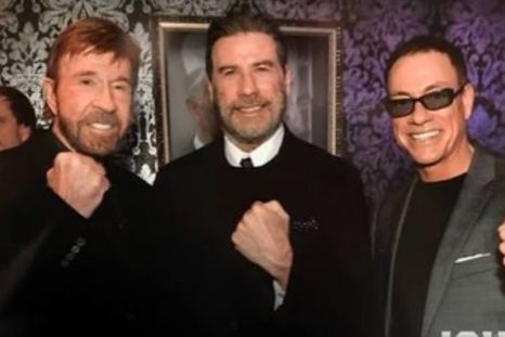Norris, junto a John Travolta y Jean-Claude Van Damme. Norris, junto a John Travolta y Jean-Claude Van Damme.