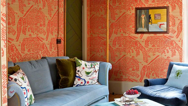 Un contraste inteligente de colores de pintura y del empapelado logra un gran impacto en la decoración.