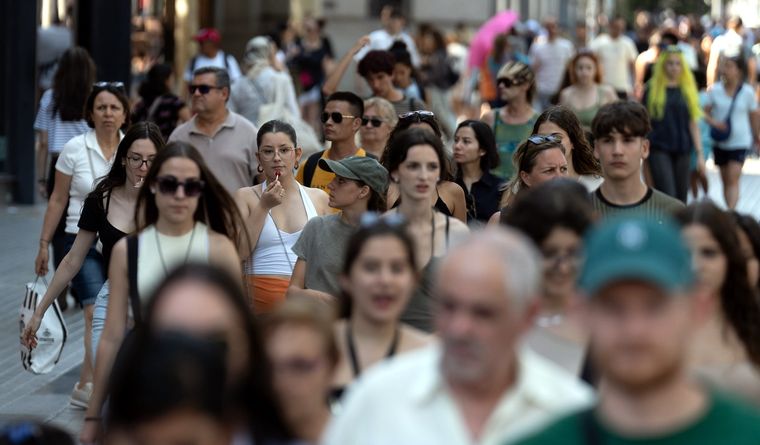 Decenas de personas caminan por el centro de una ciudad. Foto: Dpa.