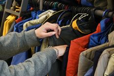 Descuento en ropa en un supermercado conocido.