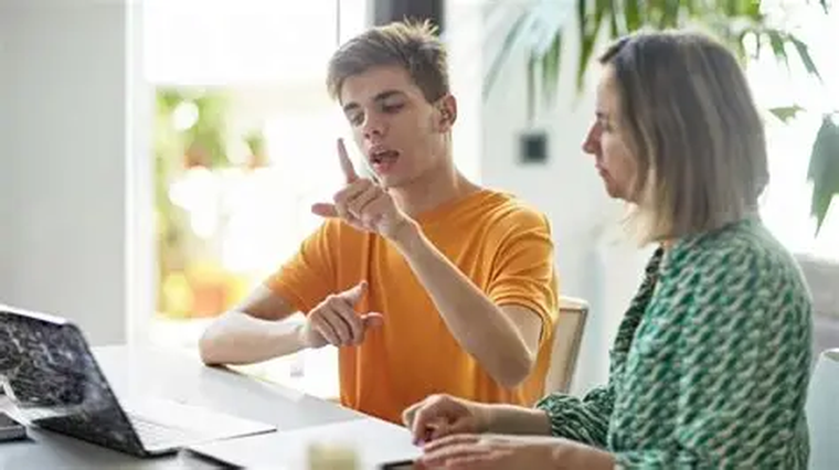 El modelo de enseñanza en la escuela común sigue un patrón homogéneo. El modelo de enseñanza en la escuela común sigue un patrón homogéneo.