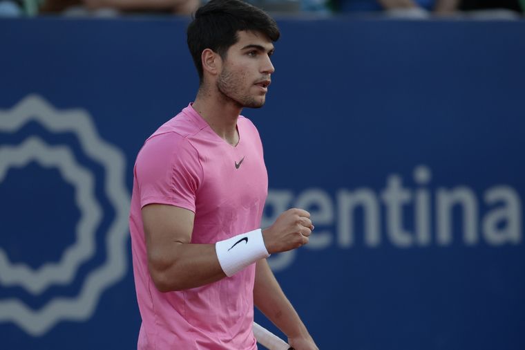 Alcaraz arrasó en la semi y se metió en la definición del Argentina Open.