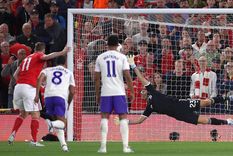 Dibu Martínez casi salva a Aston Villa ante Nottigham Forest.