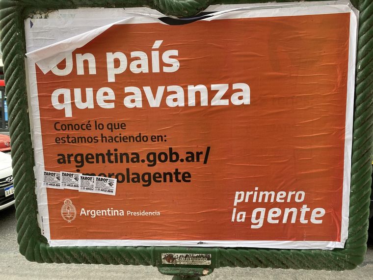 El gobierno nacional abandonó el azul y blanco para empezar a comunicar con el naranja que acompañó a Daniel Scioli en la candidatura presidencial del 2015. ¿Revival de un fracaso?