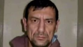 Fernando Darío Cárdenas, un asesino convicto, se fugó y es buscado en Chubut. Fernando Darío Cárdenas, un asesino convicto, se fugó y es buscado en Chubut.