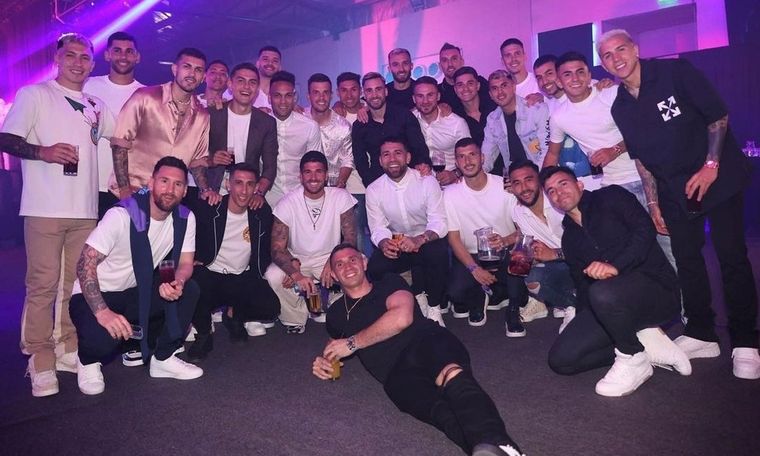 Los futbolistas de la Selección disfrutando de la noche. Foto: Redes