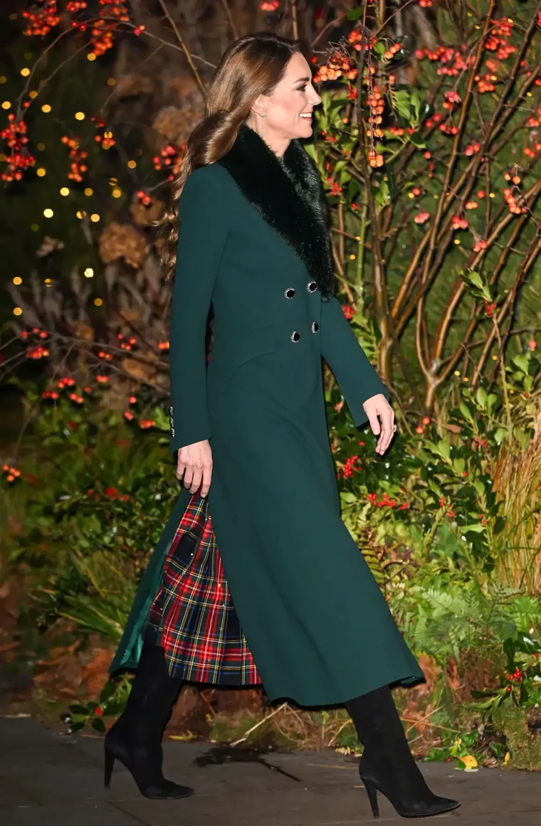 El verde botella de Catherine Walker marcó un regreso lleno de simbolismo. El verde botella de Catherine Walker marcó un regreso lleno de simbolismo.