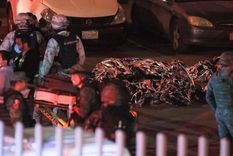 Agentes de la Guardia Nacional de México participan, junto a los bomberos y paramédicos, en las labores de rescate y atención de los afectados por el incendio en el centro para migrantes. Foto: LUIS TORRES/EPA-EFE