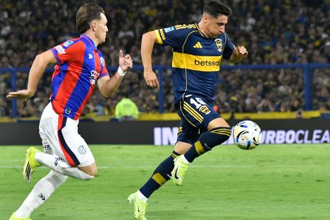 Merentiel se lleva el balón ante la marca de Tripichio. Boca y San Lorenzo jugaron un partido entretenido y caliente en la Bombonera.