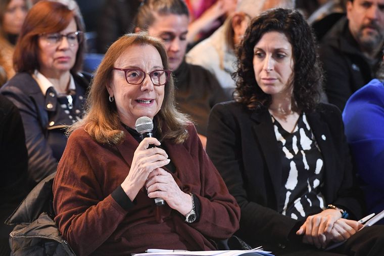 Alicia Kirchner durante la reunión por el proyecto Emergencia en Discapacidad, encabezada por Carlos Linares. Alicia Kirchner durante la reunión por el proyecto Emergencia en Discapacidad, encabezada por Carlos Linares.