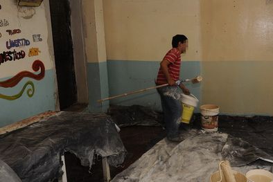 MDZol | Las tareas de repintado tras el incendio en el ex Cose. Foto: Alf Ponce / MDZ