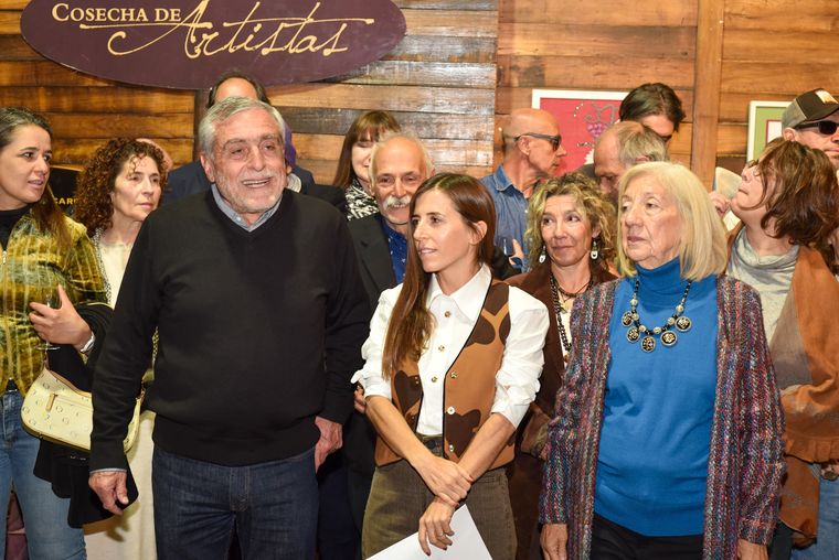 José Zuccardi, Julia Zuccardi y Pupi Agüero, en la inauguración de la muestra Cosecha de Artistas. José Zuccardi, Julia Zuccardi y Pupi Agüero, en la inauguración de la muestra Cosecha de Artistas.