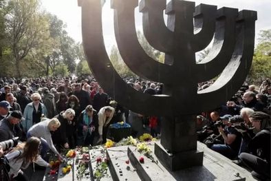 MDZol | Foto: REUTERS. El monumento en Babi Yar es un hito importante en Kiev y un lugar de peregrinación para miles de personas cada año.