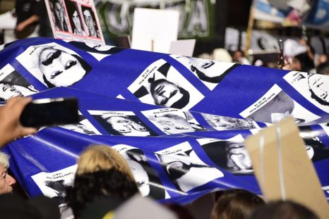 a 50 anos del golpe de estado: las postales que dejo la marcha multitudinaria en plaza de mayo a 50 anos del golpe de estado: las postales que dejo la marcha multitudinaria en plaza de mayo