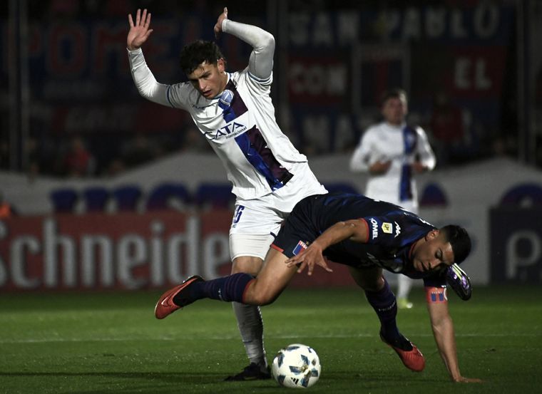 El Tomba y el Matador se ven las caras. Foto: Fotobaires