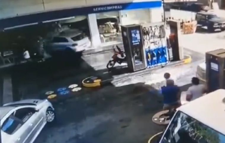 Accidente en una estación de servicio de San Juan Foto: Captura Video