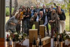 Silvio Alberto, de Bianchi, junto a integrantes de la familia y periodistas. Foto: Gentileza Bianchi