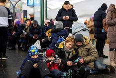 Los ciudadanos en Kyiv han tenido que buscar refugio en las estaciones de metro, ante la nueva ola de ataques de Rusia Foto: REUTERS
