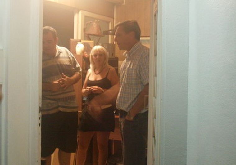 Las víctimas del atraco con el jefe de la Policía, Juan Carlos Caleri. Foto: MDZ