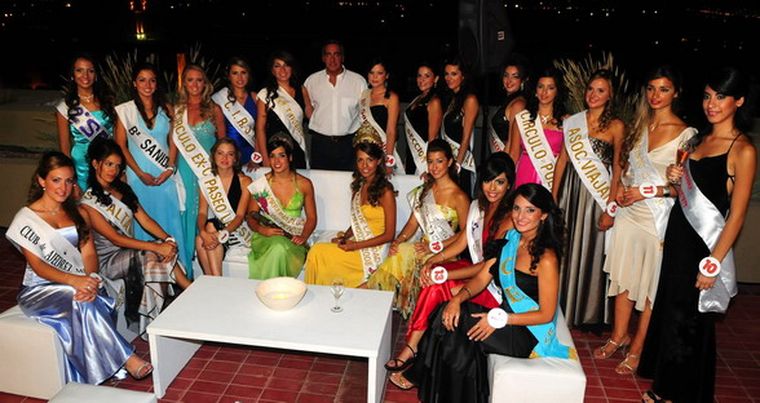 Las 20 candidatas junto al anfitrión, el intendente Víctor Fayad, y a la reina y virreina actuales. Foto: Gentileza