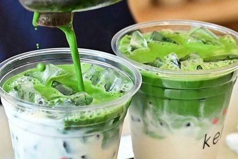 En muchísimos lugares se pueden conseguir distintas versiones de té matcha.