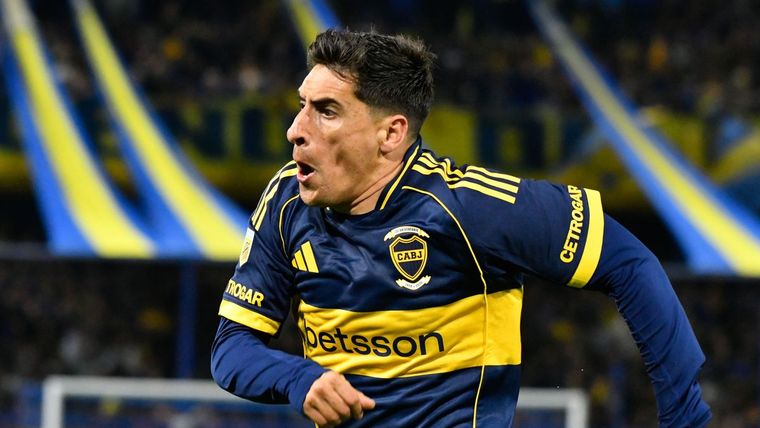 Merentiel metió el segundo gol de Boca ante el Ferroviario y lo festejó con todo, literalmente. 