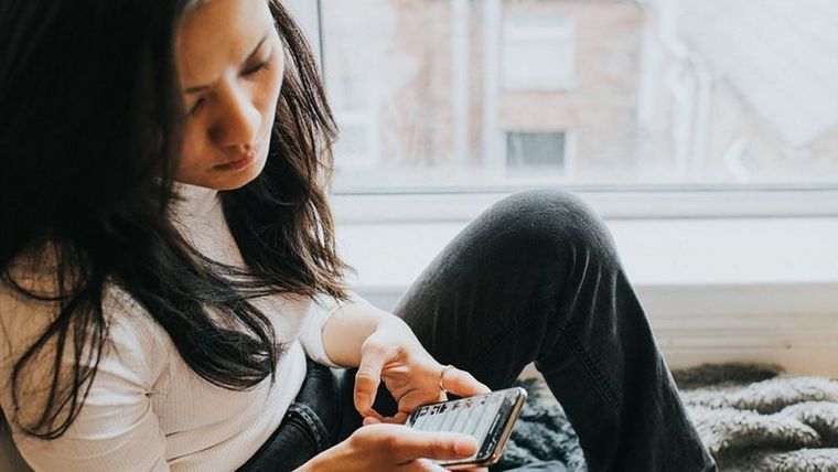 El especialista argumentó que La diferencia con el mundo presencial, es que vos no tenes que anunciar quién sos y qué buscas. Foto: GETTY IMAGES